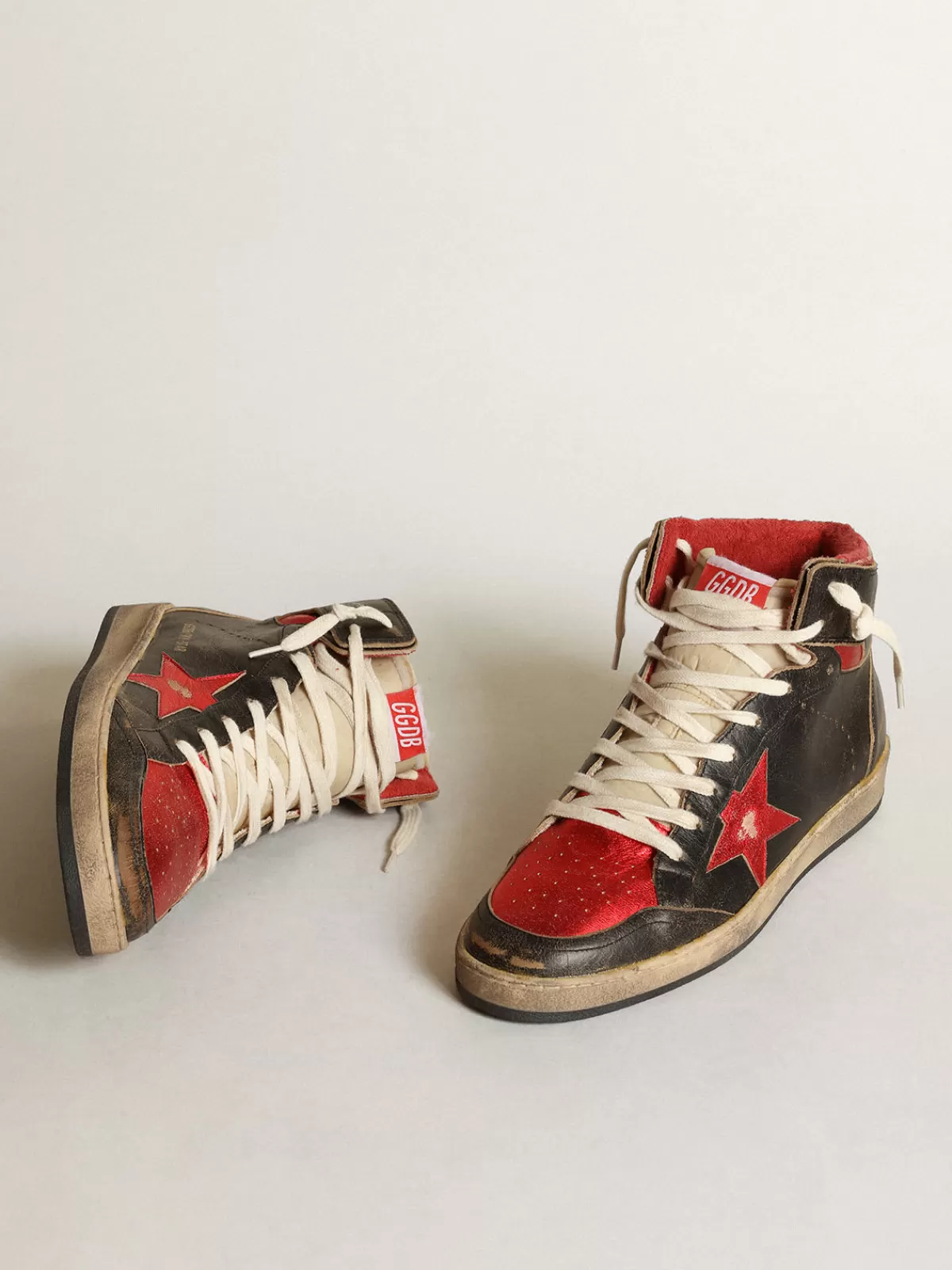 Golden Goose Men's Sky-Star in glossy leather with red star black Store