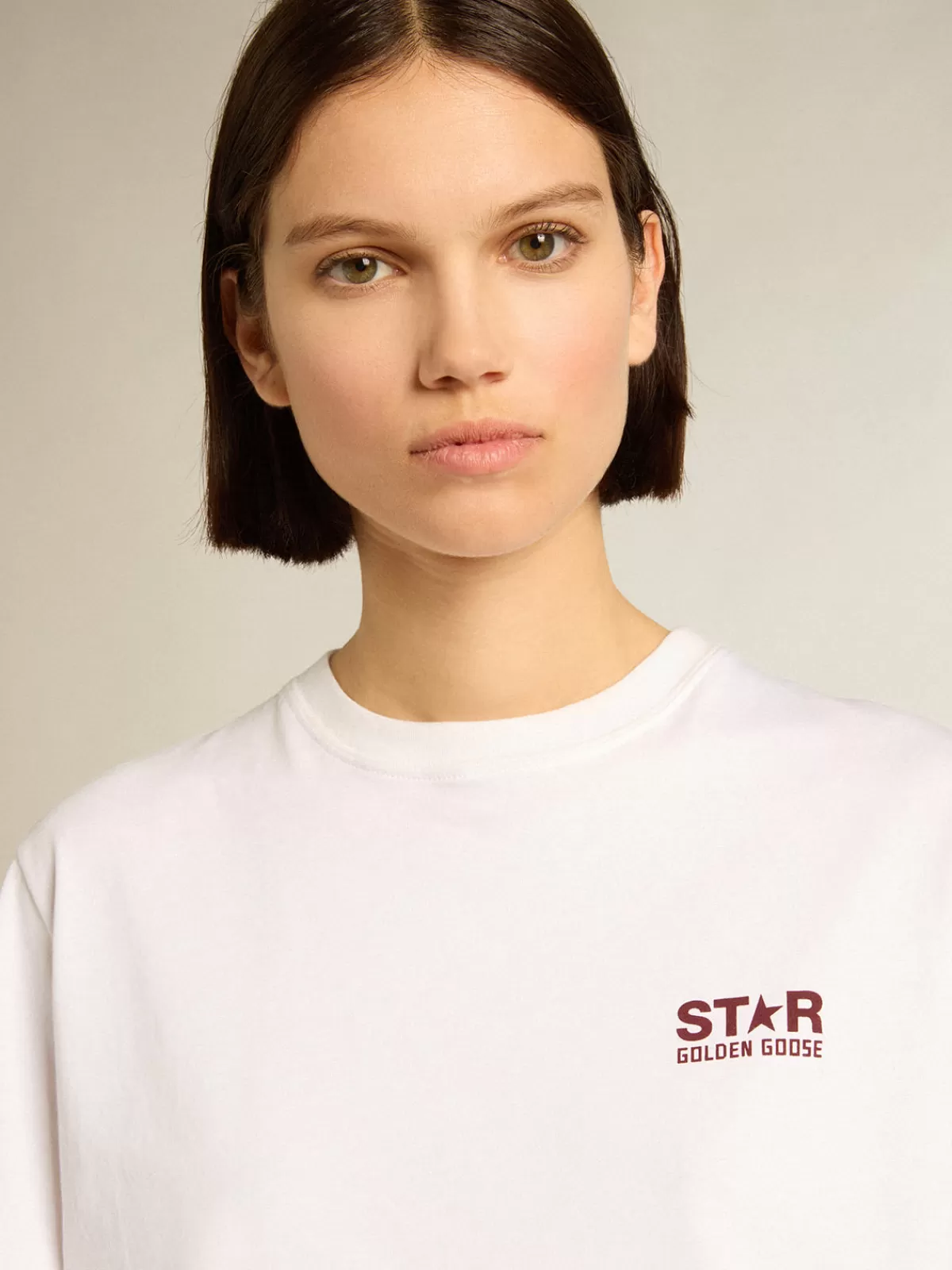 Golden Goose Women’s T-shirt with burgundy star on the front white Shop